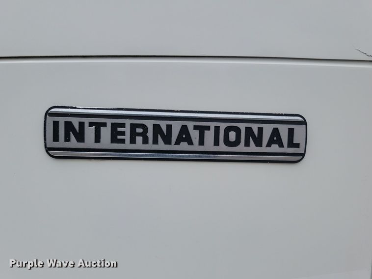 image for item OD9571 2000 International  9400i 5x4 semi truck