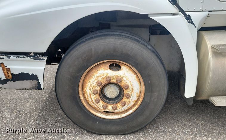 image for item OD9571 2000 International  9400i 5x4 semi truck