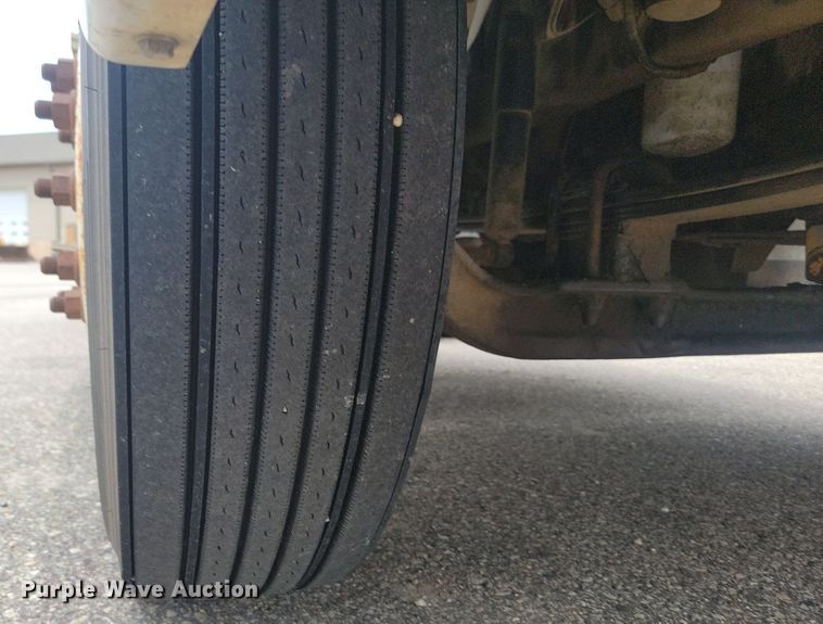 image for item OD9571 2000 International  9400i 5x4 semi truck