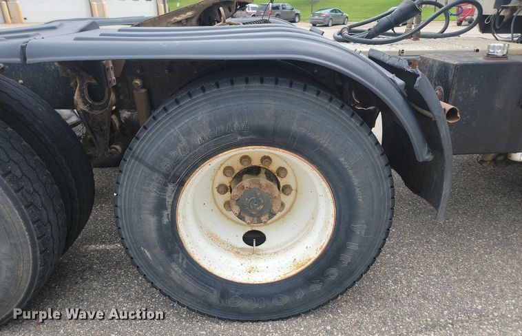 image for item OD9571 2000 International  9400i 5x4 semi truck