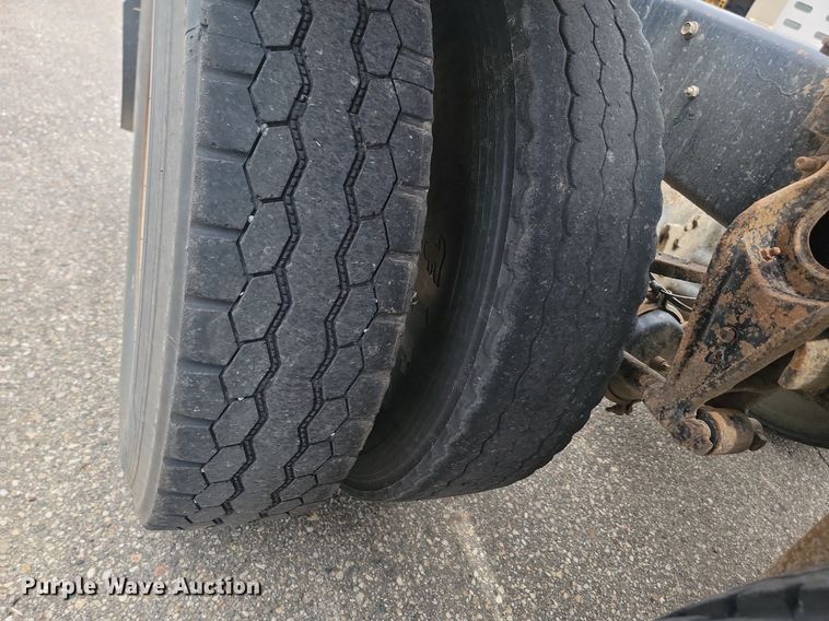 image for item OD9571 2000 International  9400i 5x4 semi truck