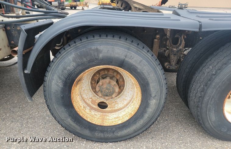 image for item OD9571 2000 International  9400i 5x4 semi truck