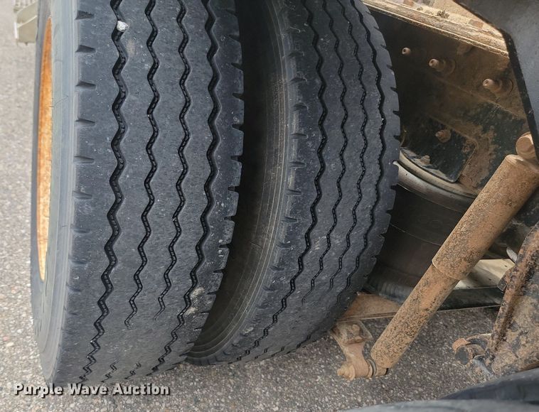 image for item OD9571 2000 International  9400i 5x4 semi truck