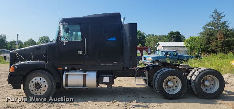 image for item OD9581 1993 White GMC semi truck