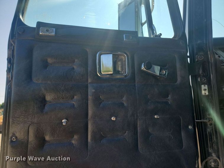 image for item OD9581 1993 White GMC semi truck