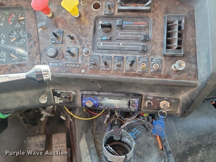 image for item OD9581 1993 White GMC semi truck