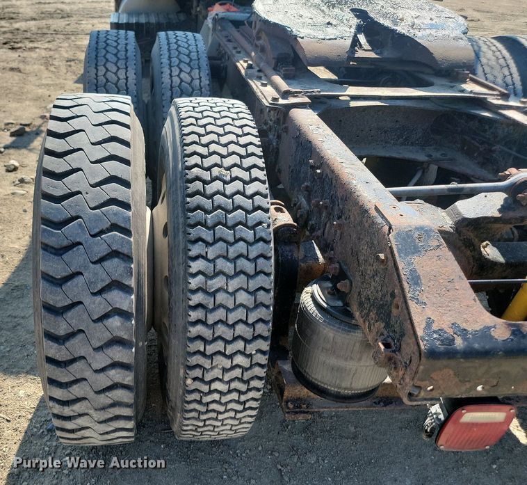 image for item OD9581 1993 White GMC semi truck