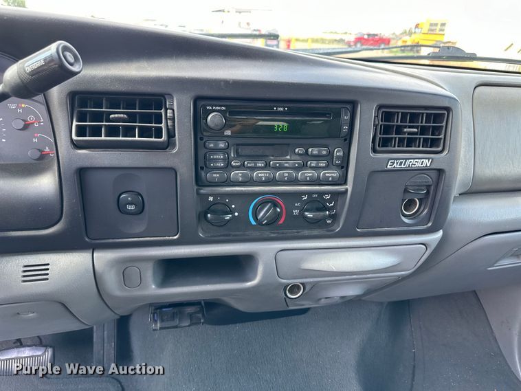 image for item OL9601 2005 Ford Excursion SUV