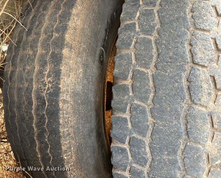 image for item DK6877 1977 Barrett livestock trailer