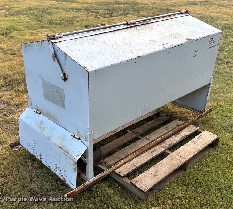 image for item DQ6823 Bar-Six cake feeder