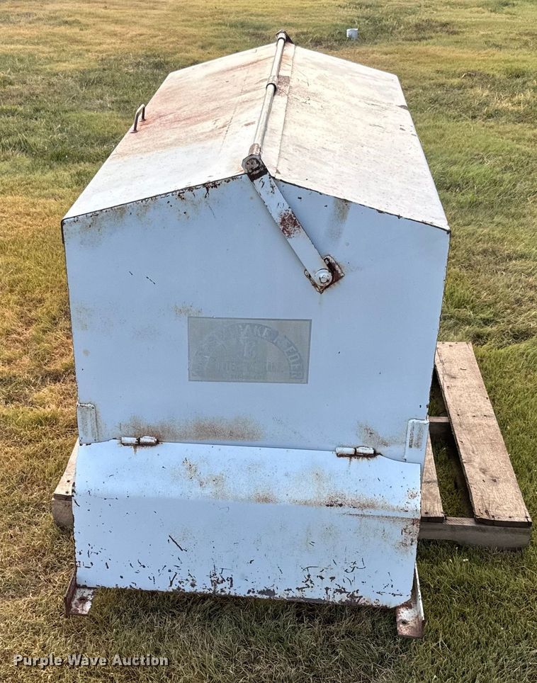 image for item DQ6823 Bar-Six cake feeder