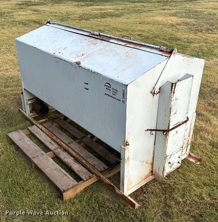 image for item DQ6823 Bar-Six cake feeder