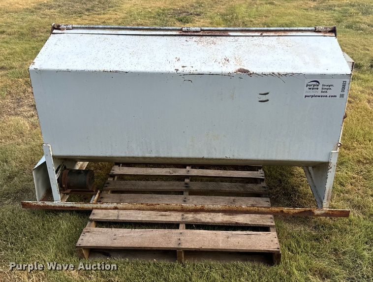 image for item DQ6823 Bar-Six cake feeder