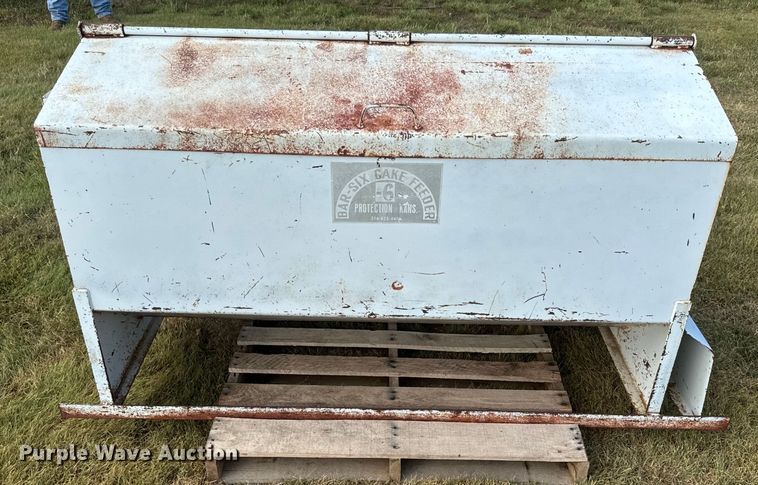 image for item DQ6823 Bar-Six cake feeder