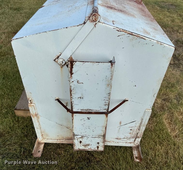 image for item DQ6823 Bar-Six cake feeder