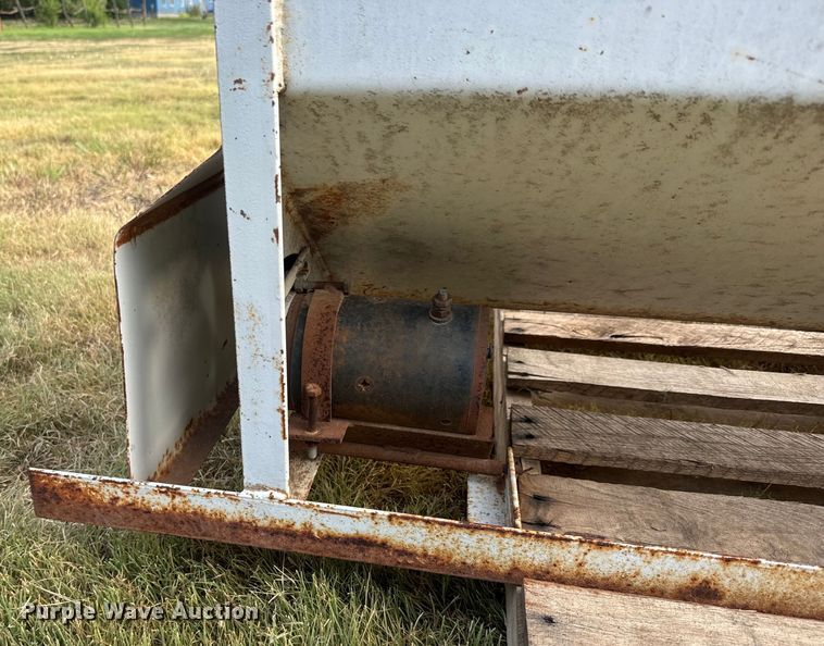 image for item DQ6823 Bar-Six cake feeder