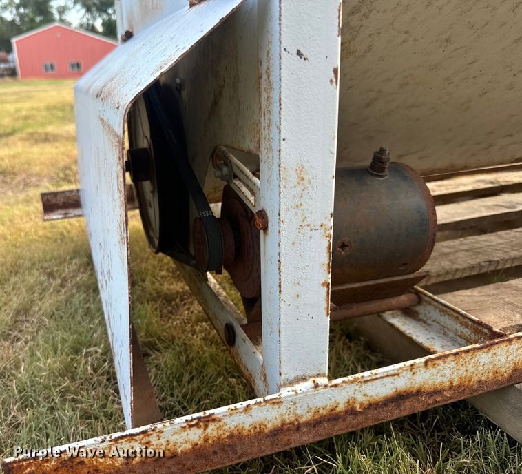 image for item DQ6823 Bar-Six cake feeder