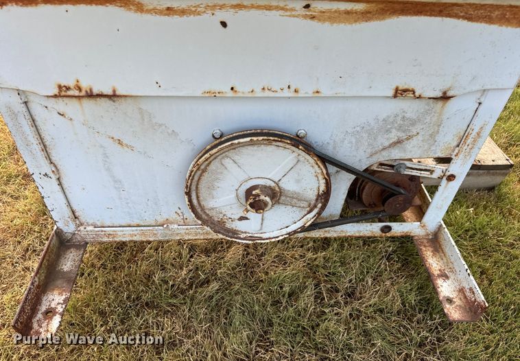 image for item DQ6823 Bar-Six cake feeder