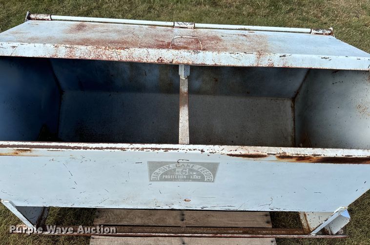 image for item DQ6823 Bar-Six cake feeder