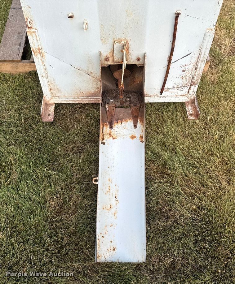 image for item DQ6823 Bar-Six cake feeder