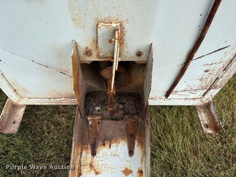 image for item DQ6823 Bar-Six cake feeder