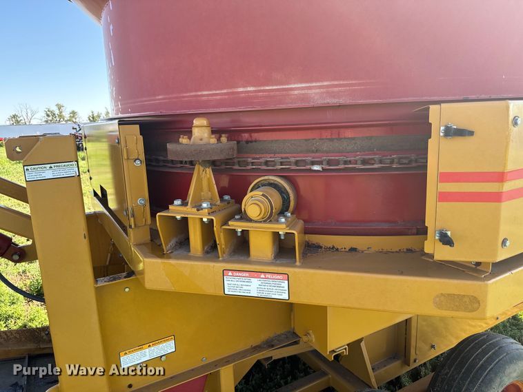 image for item DQ6841 HayBuster H1100 bale processor