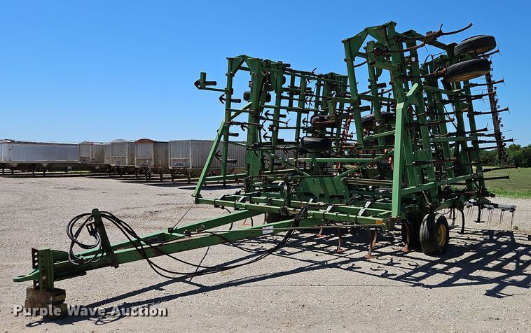 image for item DR8688 John Deere  985 field cultivator