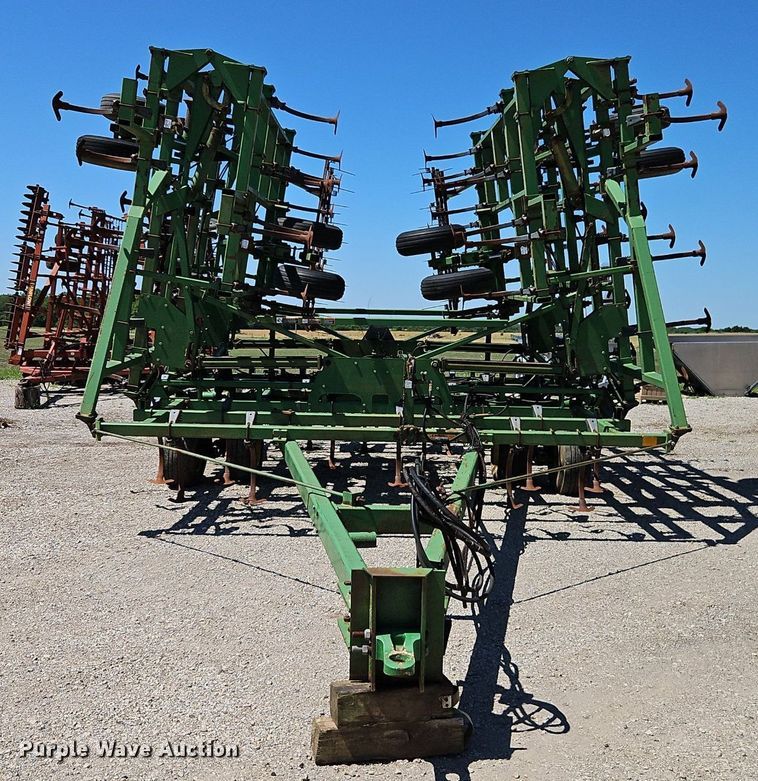 image for item DR8688 John Deere  985 field cultivator