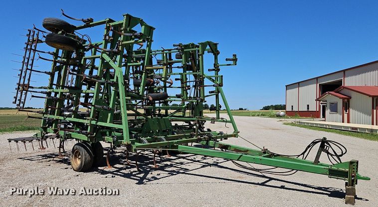 image for item DR8688 John Deere  985 field cultivator
