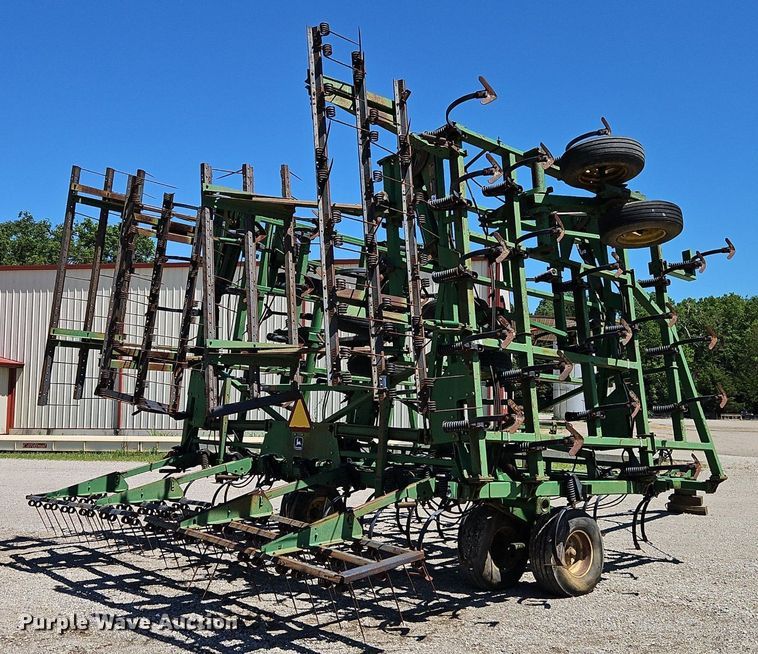 image for item DR8688 John Deere  985 field cultivator