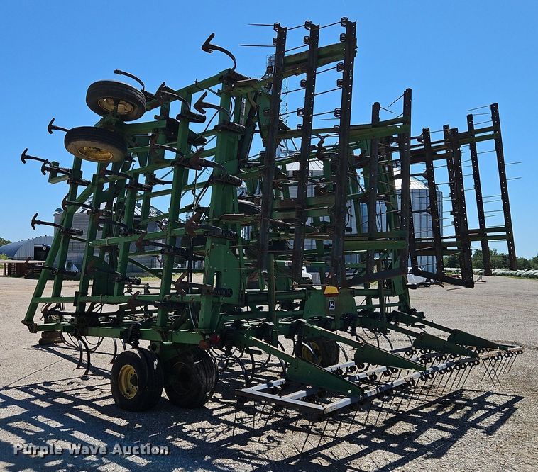 image for item DR8688 John Deere  985 field cultivator