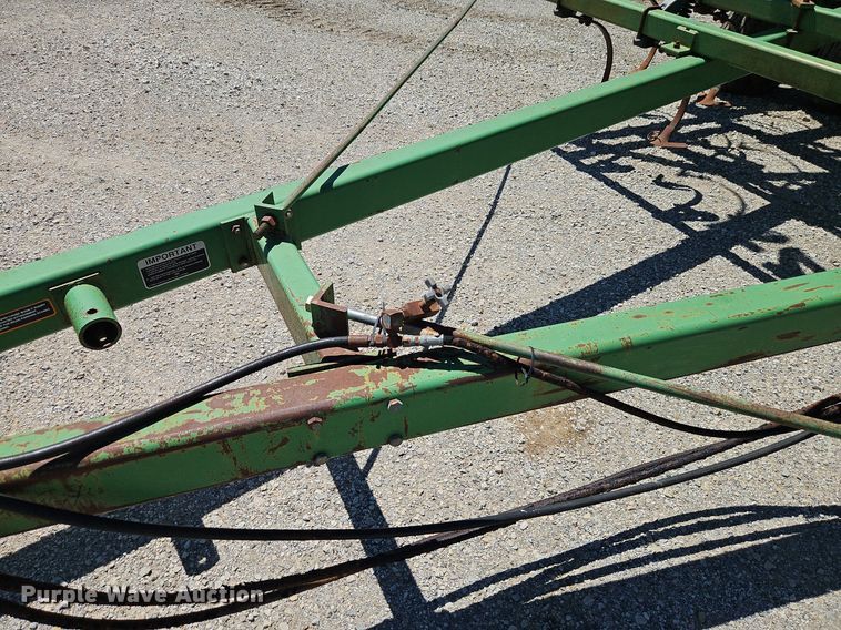 image for item DR8688 John Deere  985 field cultivator