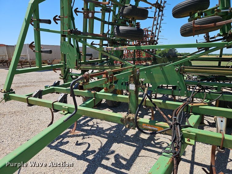 image for item DR8688 John Deere  985 field cultivator