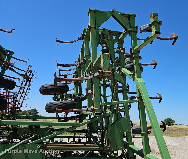 image for item DR8688 John Deere  985 field cultivator