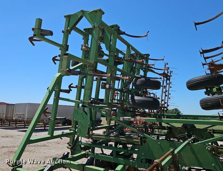 image for item DR8688 John Deere  985 field cultivator