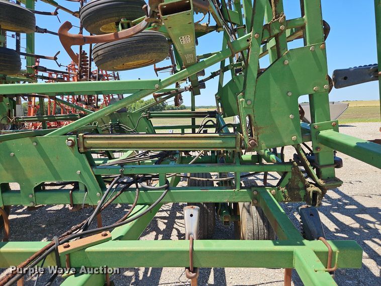 image for item DR8688 John Deere  985 field cultivator