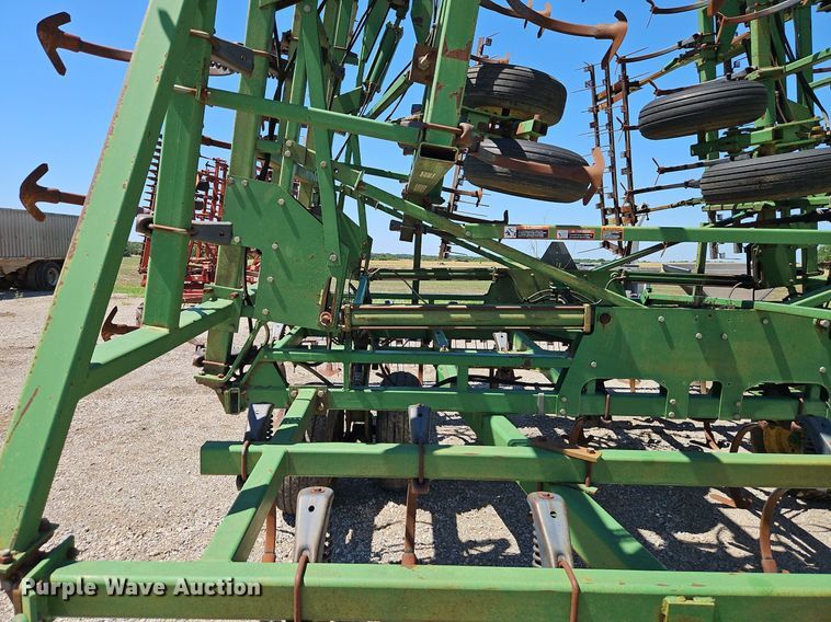 image for item DR8688 John Deere  985 field cultivator