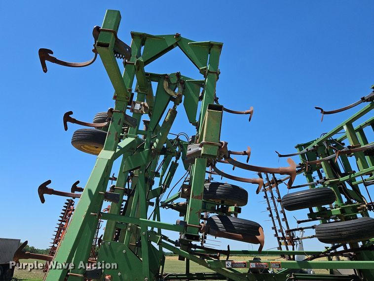 image for item DR8688 John Deere  985 field cultivator