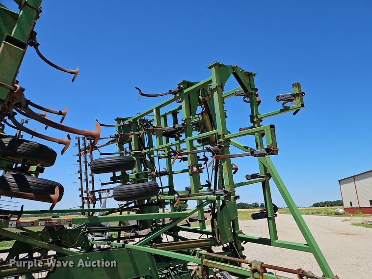 image for item DR8688 John Deere  985 field cultivator
