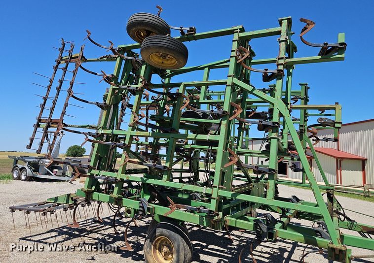 image for item DR8688 John Deere  985 field cultivator