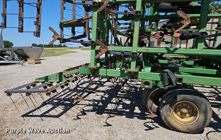 image for item DR8688 John Deere  985 field cultivator