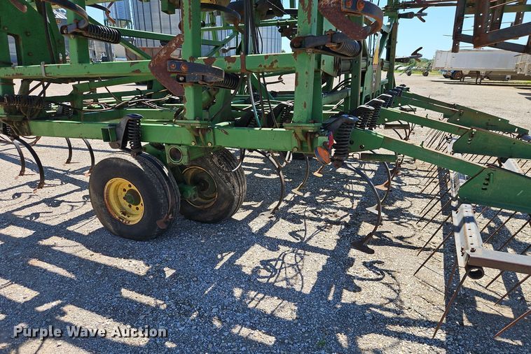 image for item DR8688 John Deere  985 field cultivator