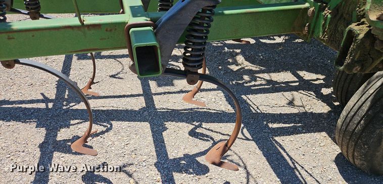 image for item DR8688 John Deere  985 field cultivator