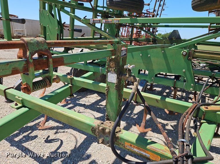 image for item DR8688 John Deere  985 field cultivator