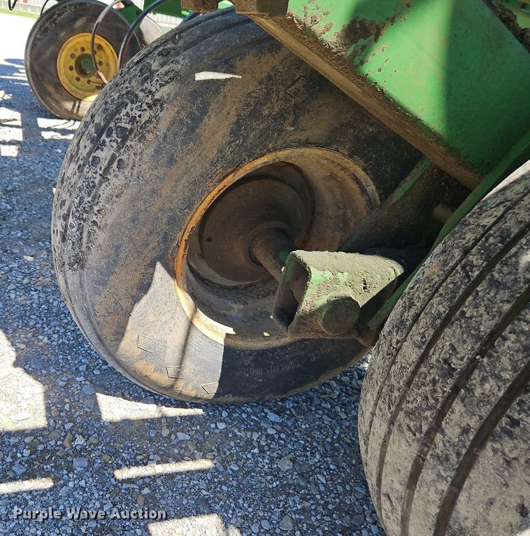 image for item DR8688 John Deere  985 field cultivator