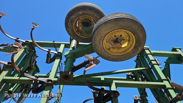 image for item DR8688 John Deere  985 field cultivator