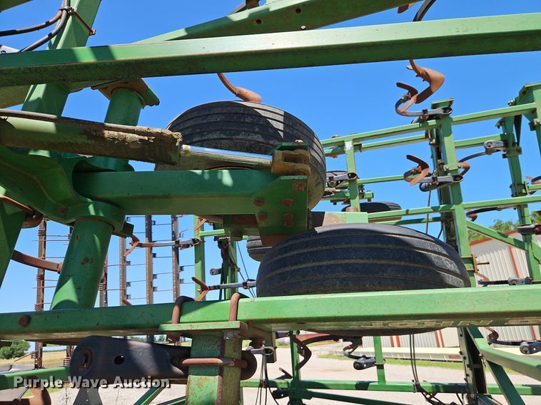 image for item DR8688 John Deere  985 field cultivator