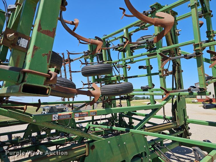 image for item DR8688 John Deere  985 field cultivator