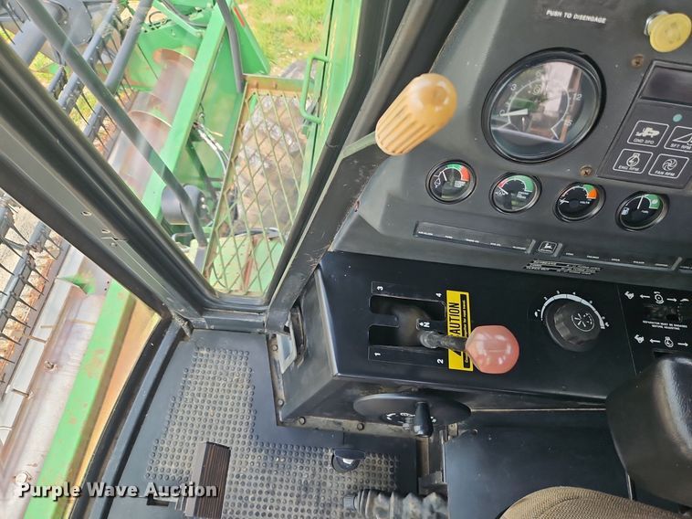 image for item DR8696 1983 John Deere  6620 RWA combine