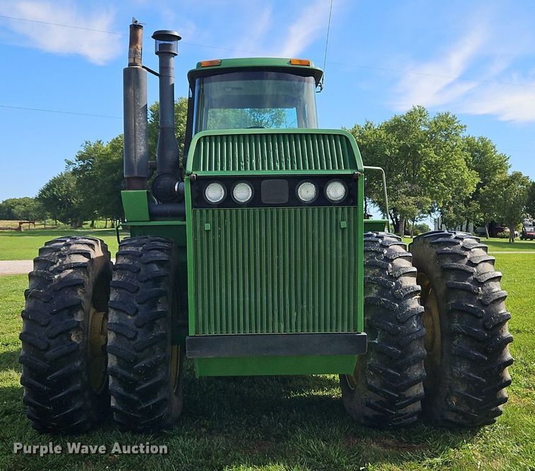 image for item DR8709 1991 John Deere 8560 4WD tractor